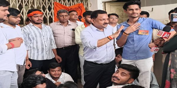 अभाविप ने विभिन्न समस्याओं को लेकर लखनऊ विश्वविद्यालय में कुलपति कार्यालय का घेराव किया