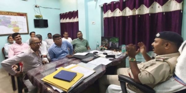 छिनतई के आरोपितों की गिरफ्तारी की मांग, थाने में सौंपा ज्ञापन
