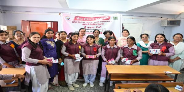जीजीआईसी बौराड़ी और नरेंद्रनगर की बालिकाओं को बांटी सैनेटरी नैपकिन