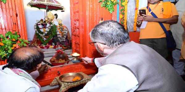 श्री बंशीधर मंदिर में राज्यपाल ने की पूजा-अर्चना