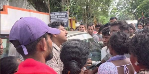 दसवीं की छात्रा की असामान्य मौत, जांच की मांग पर प्रदर्शन