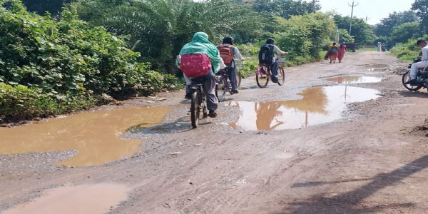 धमतरी : सोरिद-बागतराई मार्ग सालों से जर्जर, बारिश में बढ़ी मुसीबत