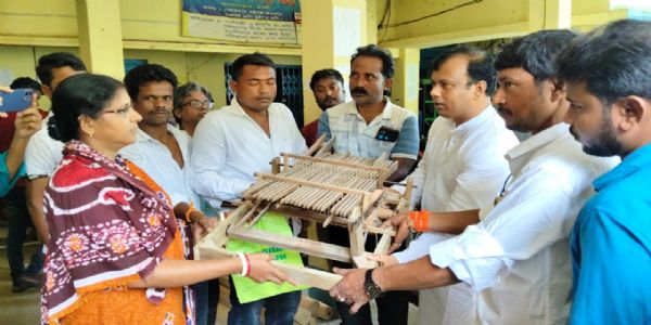 पूजा से पहले गोघाट के बुनकरों को विधायक की सौगात, 10 कारीगरों को मिली नई हथकरघा मशीन