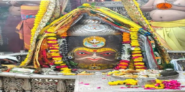 भस्म आरती में राजा स्वरूप में सजे बाबा महाकाल, शेषनाग मुकुट और पुष्पों से हुआ दिव्य शृंगार