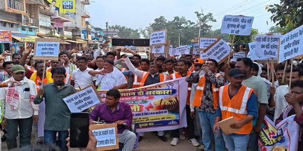 सूरजागढ़ माइंस के वाहनों को शुरू करने लोगों ने निकाली रैली साैंपा ज्ञापन