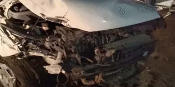 गलत दिशा से आ रही कार ने बाइक सवार परिवार को मारी टक्कर