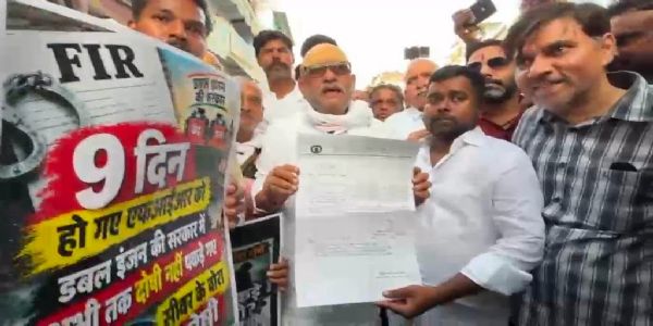 वाराणसी : सीवर में बोरा मिलने का प्रकरण गरमाया, कांग्रेस प्रदेश अध्यक्ष ने सीवर का ढक्कन हटवा कर पड़ताल की