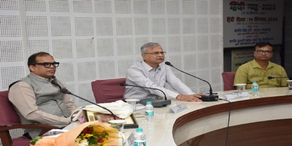 वाराणसी : राष्ट्रीय अनुसूचित जाति आयोग के सदस्य ने बीएचयू में छात्रों से किया संवाद, कुलपति संग की बैठक