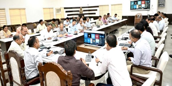 योजनाओं की डीएम ने की समीक्षा, समयबद्ध और गुणवत्तापूर्ण कार्य के निर्देश