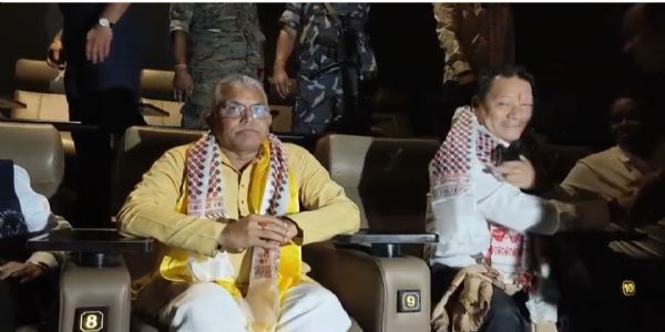 मंत्री दिलीप घोष ने सिलीगुड़ी में कार्यकर्ताओं के साथ देखी 