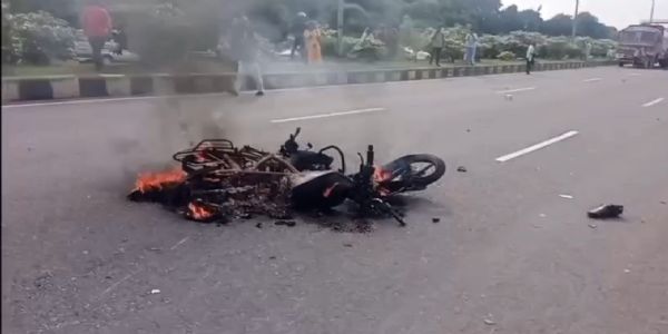 सड़क हादसे में बाइक सवार युवक की मौत, महिला गंभीर