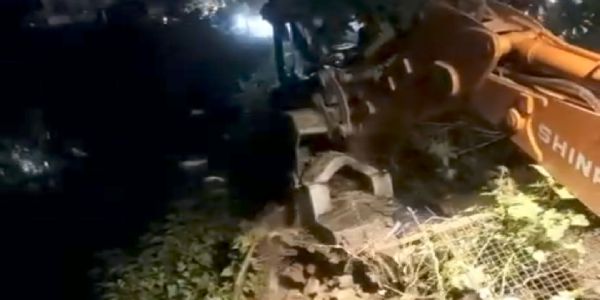 सरकारी जमीन पर बनी मजार पर चला बुलडोजर, दो माह की जांच के बाद कार्रवाई
