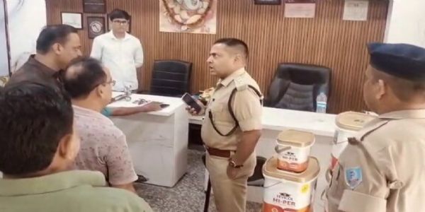 प्लाईवुड दुकान से 5 लाख की चोरी, सीसीटीवी में कैद चोर