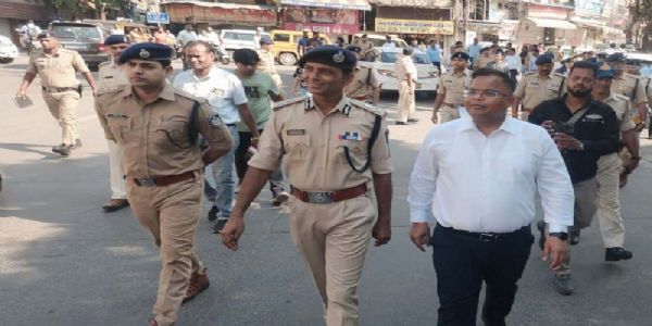 इंदौरः अनंत चतुर्दशी चल समारोह मार्ग का अधिकारियों ने बस से किया संयुक्त निरीक्षण