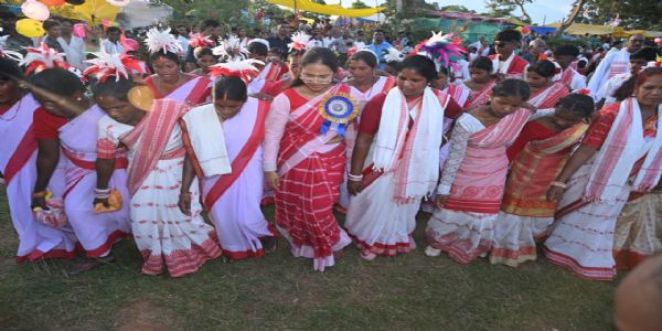 प्रकृति, परंपरा और संस्कृति से जुड़ने का पर्व है करम : शिल्पी तिर्की