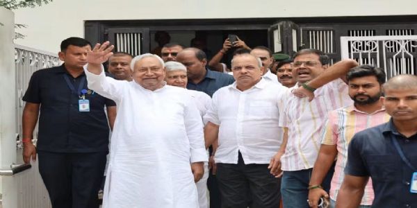 नीतीश कुमार ने बख्तियारपुर का किया दौरा, पैतृक आवास पर उमड़ी लोगों की भीड़