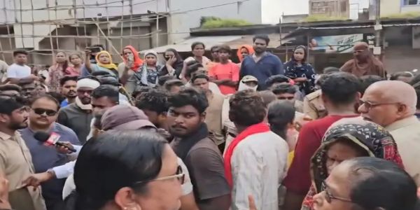 हत्या की वारदात के बाद शराब दुकान बंद करने किया गया प्रदर्शन