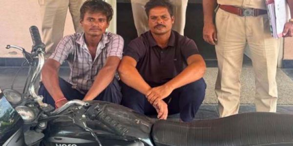 वाहन चोरी के मामले में दो आरोपी गिरफ्तार, चोरी की बाइक बरामद