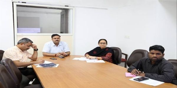 भोपालः संभागायुक्त ने की राजस्व विभाग के कार्यों की समीक्षा, कहा- प्रकरणों का तत्परता से करें निराकरण