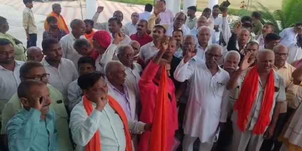 किसानों की समस्याओं को लेकर भारतीय किसान संघ ने डीएम काे सौंपा ज्ञापन