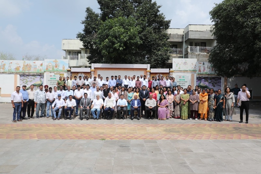 नीति संवाद कार्यक्रम में पहुंचे नीति विशेषज्ञों और अधिकारियों की सामूहिक फोटो