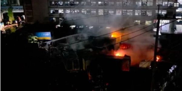 ढाका के उप नगरीय क्षेत्र अशुलिया के जमगारा में रविवार को लॉरी में रखे गैस सिलेंडर के फटने से गारमेंट फैक्टरी में आग लग गई। फोटो - ढाका ट्रिब्यून ढाका के उप नगरीय क्षेत्र अशुलिया के जमगारा में रविवार को लॉरी में रखे गैस सिलेंडर के फटने से गारमेंट फैक्टरी में आग लग गई। फोटो - ढाका ट्रिब्यून