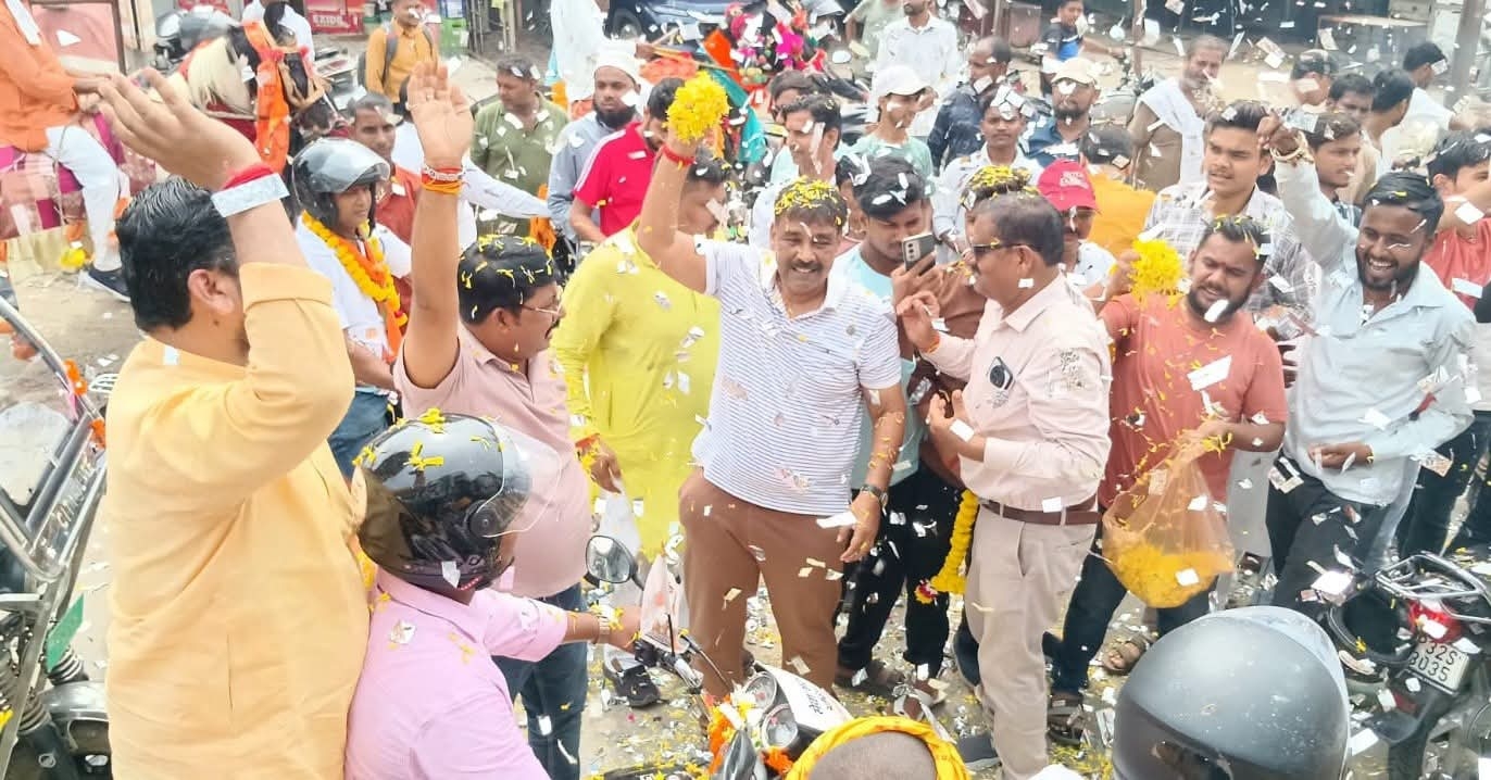 स्वागत करते हुए स्वागत करते हुए