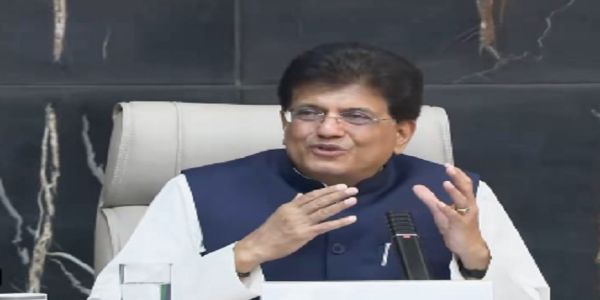 संवादाताओं को संबोधित करते पीयूष गोयल संवादाताओं को संबोधित करते पीयूष गोयल