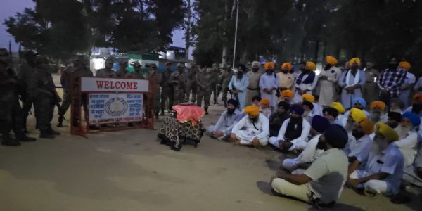 अरदास से पहले पाठ करते हुए जत्थेदार ज्ञानी कुलदीप सिंह गड़गज्ज और संगत अरदास से पहले पाठ करते हुए जत्थेदार ज्ञानी कुलदीप सिंह गड़गज्ज और संगत