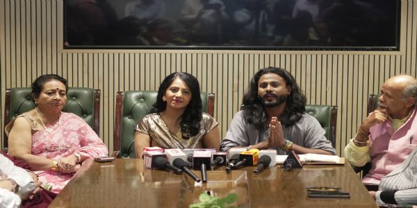 बॉली बोनांज़ा और राष्ट्रीय सैनिक संस्था के सदस्य पत्रकार वार्ता को संबोधित करते हुए। बॉली बोनांज़ा और राष्ट्रीय सैनिक संस्था के सदस्य पत्रकार वार्ता को संबोधित करते हुए।
