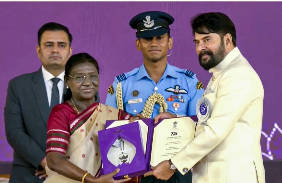 राष्ट्रीय फिल्म पुरस्कार लेते हुए ममूटी राष्ट्रीय फिल्म पुरस्कार लेते हुए ममूटी