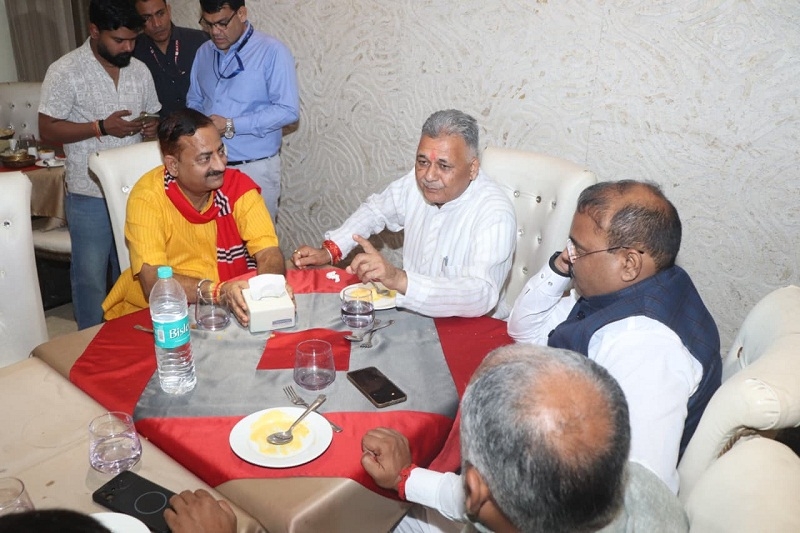 बिहार से आए 16 सदस्यीय इंफ्लूएंसर दल से संवाद करते हुए मप्र के उच्च शिक्षा मंत्री बिहार से आए 16 सदस्यीय इंफ्लूएंसर दल से संवाद करते हुए मप्र के उच्च शिक्षा मंत्री