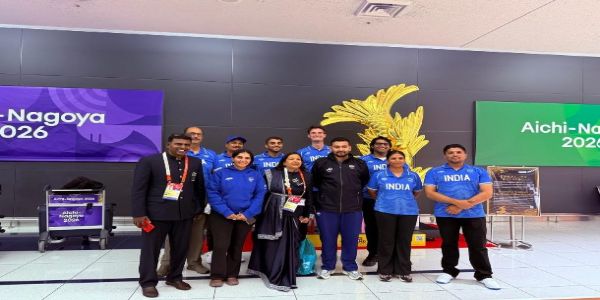 नागोया हवाई अड्डे पर भारतीय अधिकारियों द्वारा भारतीय खिलाड़ियों का किया जा रहा स्वागत नागोया हवाई अड्डे पर भारतीय अधिकारियों द्वारा भारतीय खिलाड़ियों का किया जा रहा स्वागत