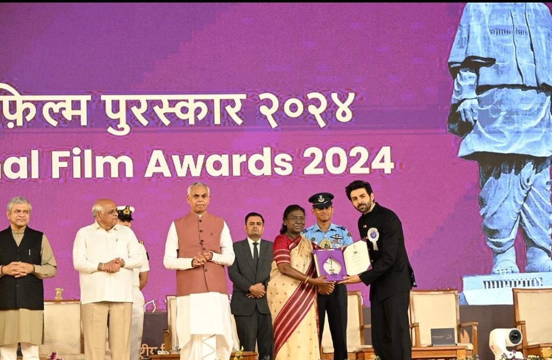सम्मान प्राप्त करते हुए अभिनेता कार्तिक आर्यन सम्मान प्राप्त करते हुए अभिनेता कार्तिक आर्यन
