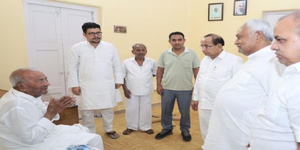 पार्टी के वरिष्ठ नेता वशिष्ठ नारायण सिंह से मिले नीतीश कुमार, जाना कुशलक्षेम
