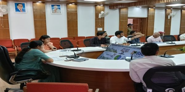 खुले में कूड़ा फेंकने वालों की खिलाफ करें चालान की कार्रवाई: डीएम