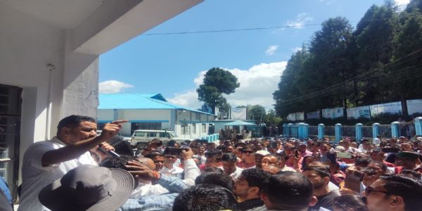 ग्राम प्रधानों का विकास भवन पर जोरदार प्रदर्शन, 20 हजार मानदेय की मांग