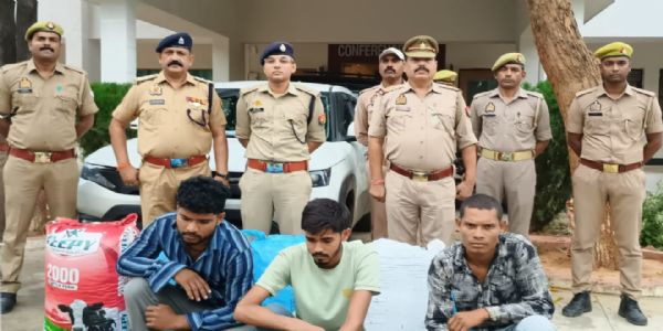 सोनभद्र : कार से 50 लाख का अवैध गांजा बरामद, तीन आरोपित गिरफ्तार