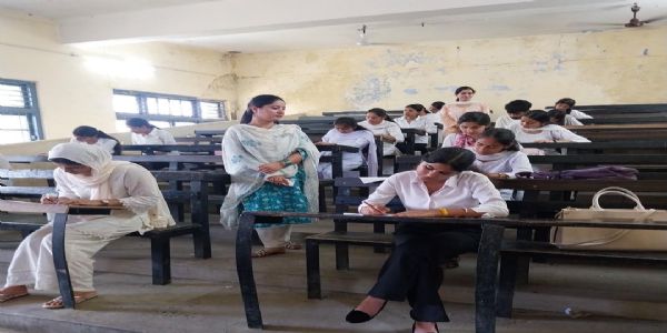 नैतिक मतदान पर निबंध प्रतियोगिता में शारदा पंगोत्रा प्रथम