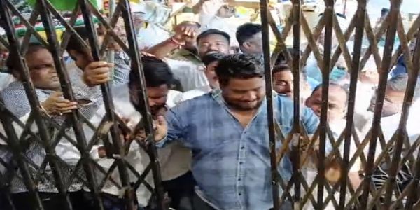 जबलपुरः गढ़ा जोन में अव्यवस्थाओं के खिलाफ युवा कांग्रेस का प्रदर्शन, तालाबंदी कर जताया विरोध