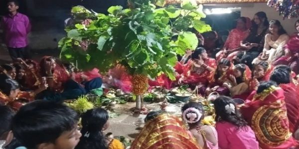 करम पर्व पर करम डाली और लाल पाढ साडी से जगमग हुआ झारखंड, अखडा में झूमते रहे श्रद्धालु