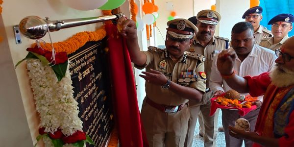 जौनपुर : जीआरपी थाना परिसर में बनी नई पुलिस बैरक का डीजी रेलवे प्रकाश डी. ने किया उद्घाटन