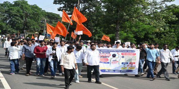 जबलपुरः विद्यार्थियों के स्टाइपेंड में समान वृद्धि की मांग को लेकर विद्यार्थी परिषद ने निकाला मार्च