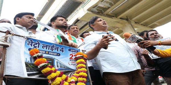 परिक्षण के 1 साल बाद भी ठाणे में मेट्रो नहीं, एनसीपी ने पटरी पर पुष्प चढ़ाये