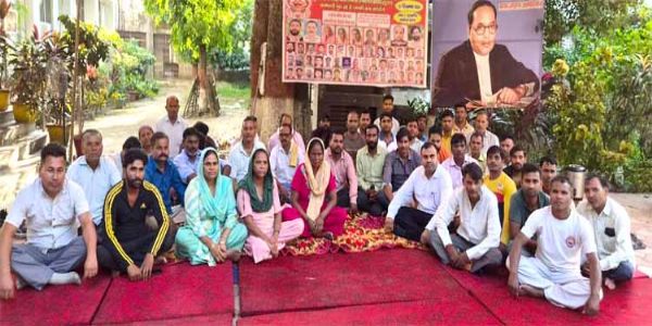 दूसरे दिन भी नहीं टूटा गतिरोध, हड़ताल पर डटे अस्थायी कर्मचारी