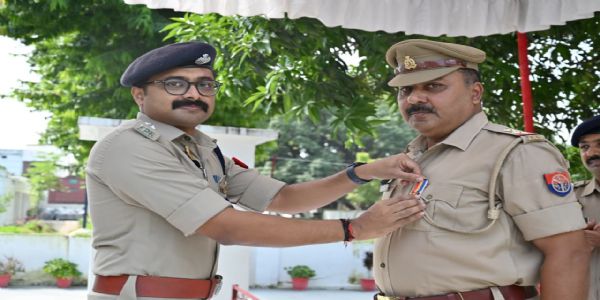 देवरिया ; गृह मंत्रालय के सेवा पदकों से सम्मानित हुए देवरिया के 10 पुलिसकर्मी