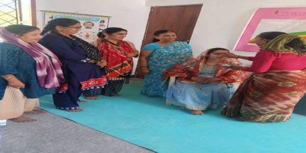 पोषण दिवस में महिलाओं को संतुलित आहार और योजनाओं की दी जानकारी