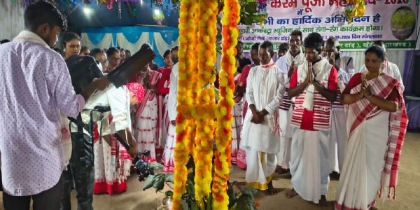 प्रकृति पर्व करम हर्षोल्लास के साथ संपन्न, भगवान सिङबोंगा की पूजा कर मांगी खुशहाली