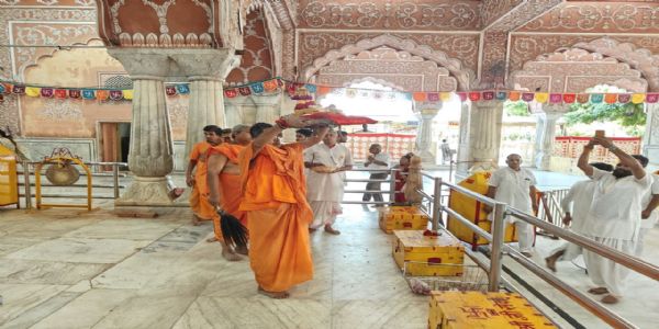छोटी काशी में गूंजे शंख-घंटे: पालकी में निकले ठाकुर जी को कराया सरोवर में जल विहार
