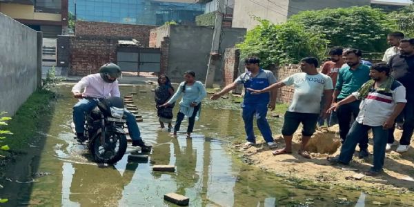 हांसी: सीवरेज ओवरफ्लो से परेशान लोगों का फूटा गुस्सा, डीसी आवास के सामने प्रदर्शन